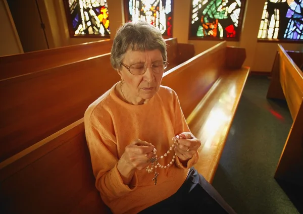 Mujer sosteniendo rosario perlas —  Fotos de Stock
