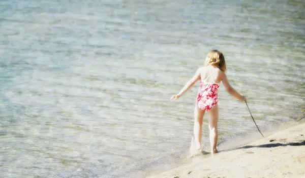 Fille jouant dans l'eau — Photo