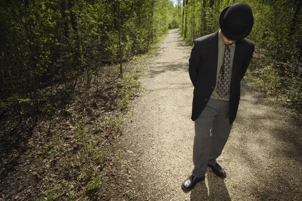 Uomo d'affari in attesa in un bosco — Foto Stock