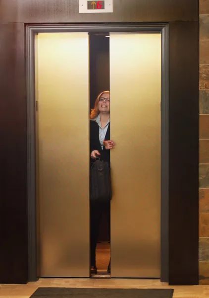 Puerta de ascensor defectuosa —  Fotos de Stock