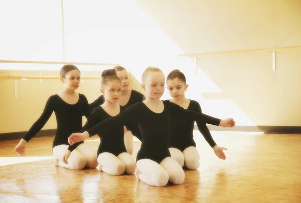 Mladé dívky praxi tance — Stock fotografie