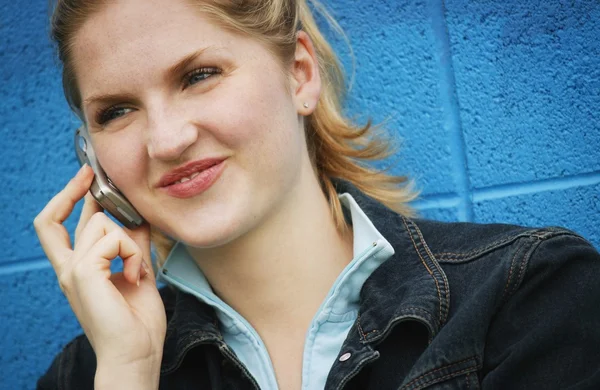 Mujer hablando por teléfono celular — Foto de Stock