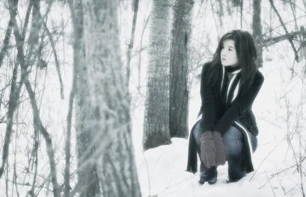 Femme dans la forêt — Photo