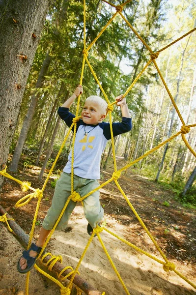 Kind touwen klimmen — Stockfoto