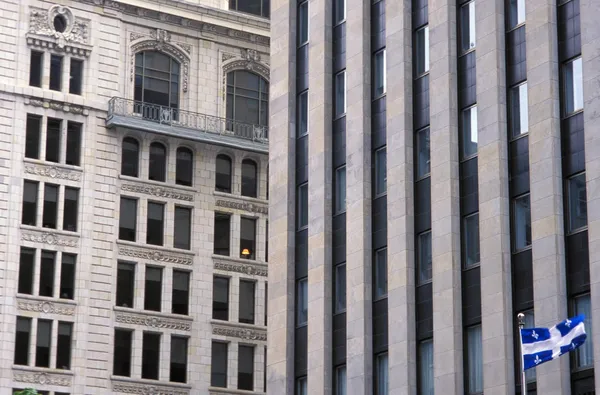 Quebec vlag buiten gebouw — Stockfoto