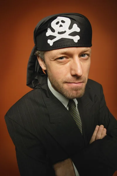 Un homme jouant le rôle d'un pirate — Photo