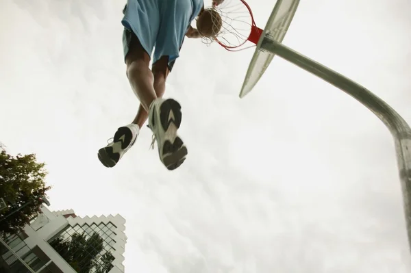 Mann spielt Basketball — Stockfoto