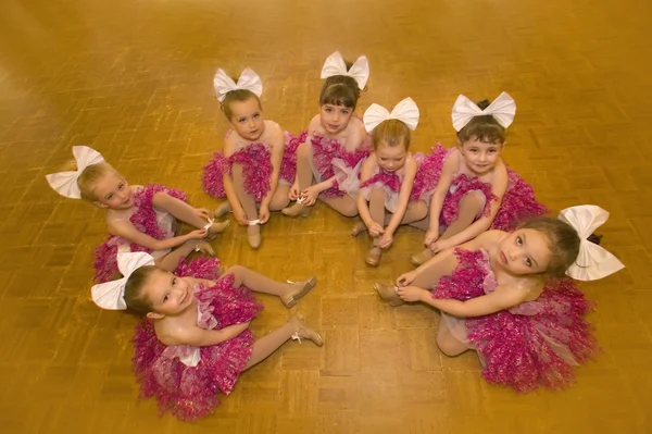 Un grupo de jóvenes bailarines —  Fotos de Stock