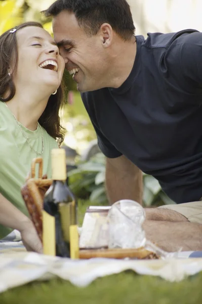 Älskande par äta al fresco — Stockfoto