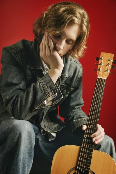 Adolescente com guitarra — Fotografia de Stock