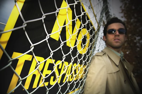 A Man Beside A No Trespassing Sign — Stock Photo, Image