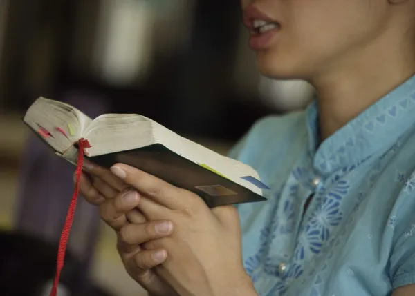 Woman Reading From The Bible — Stock Photo, Image