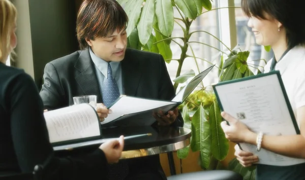 Biznesmen patrząc na menu w restauracji — Zdjęcie stockowe