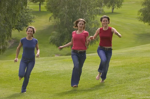 Tres chicas adolescentes corriendo en el parque — Foto de Stock