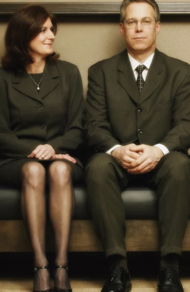 Business Couple Sitting On Bench — Stock Photo, Image