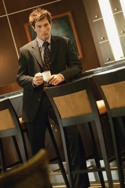 Homme d'affaires avec tasse de café — Photo