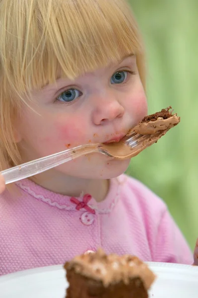 Menina comendo bolo de aniversário — Fotografia de Stock