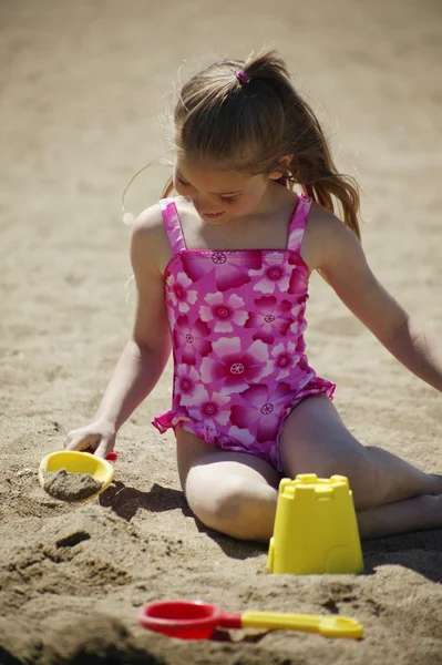 Enfant jouant dans le sable — Photo