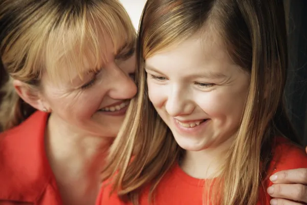 Madre e figlia condividono un abbraccio — Foto Stock