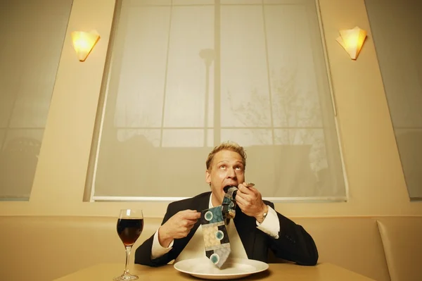 Uomo d'affari che mangia la sua cravatta — Foto Stock
