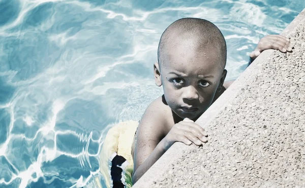 Jeune enfant dans la piscine — Photo