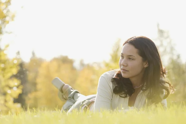 Vrouw achterover leunen in gras — Stockfoto