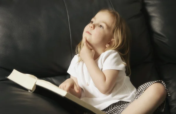 Маленька дівчинка читання — стокове фото