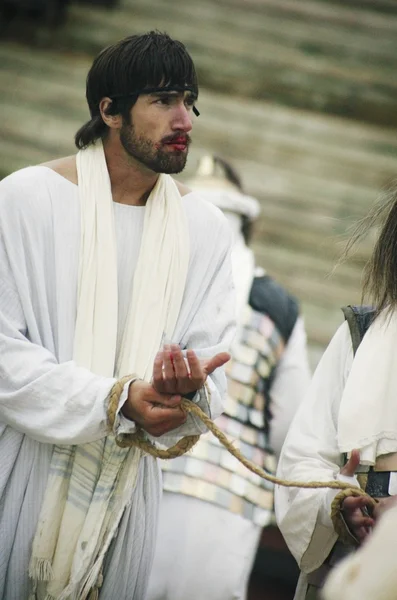 Jesus amarrado com cordas e preso — Fotografia de Stock