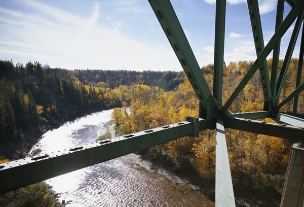 Pohled na řeku z mostu — Stock fotografie