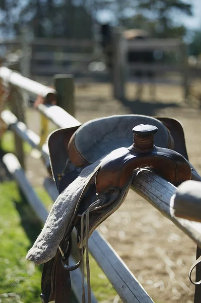 A Saddle On A Fence — Stock Photo, Image