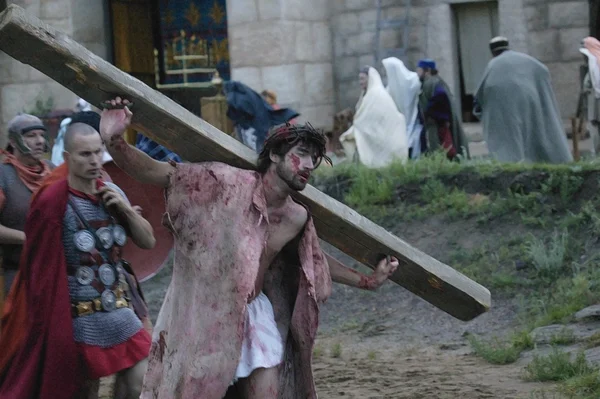 Jesús cargando la cruz — Foto de Stock