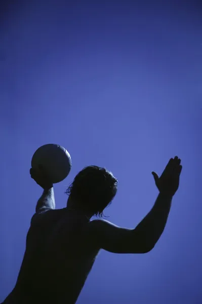 Un hombre sirviendo a un voleibol —  Fotos de Stock