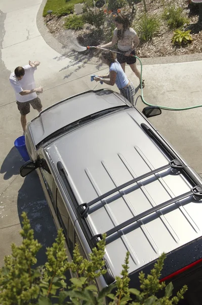Aile araba yıkama — Stok fotoğraf