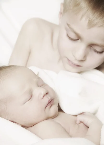年轻的男孩抱着婴儿 — 图库照片
