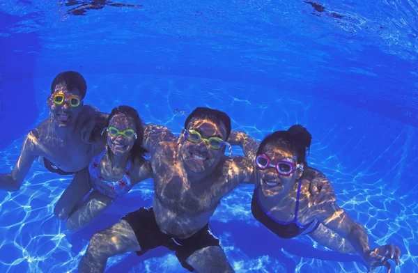 Familj grupp i poolen — Stockfoto