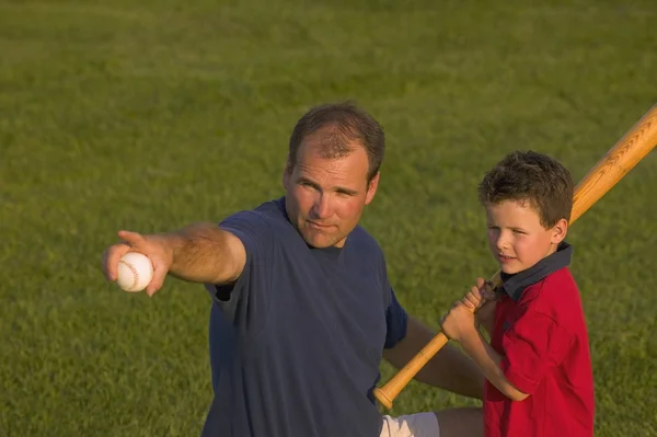 Pai e filho jogar beisebol — Fotografia de Stock