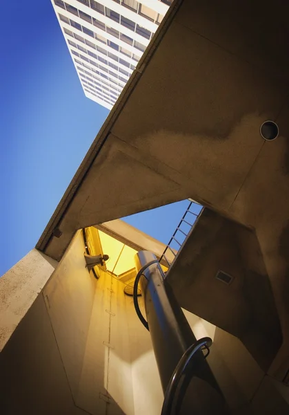 Mirando hacia arriba a través de un edificio hacia fuera — Foto de Stock
