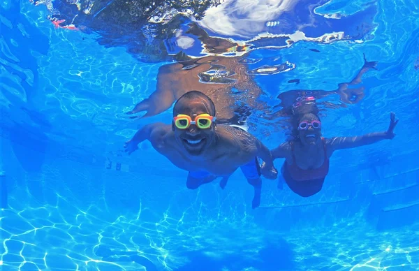 Pareja adulta en piscina — Foto de Stock