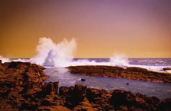 Wave Crashing On Rocks — Stock Photo, Image