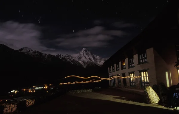 Edificio en las montañas por la noche — Foto de Stock