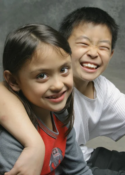 Duas crianças tendo um riso — Fotografia de Stock