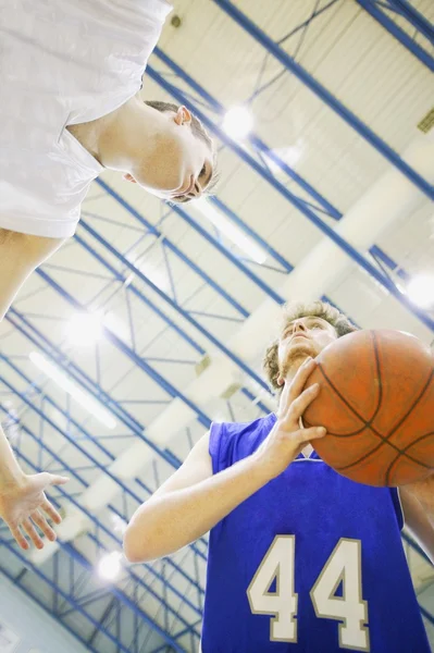 Basketbol oynarken — Stok fotoğraf