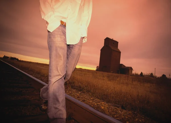 Uomo che cammina sul binario del treno — Foto Stock