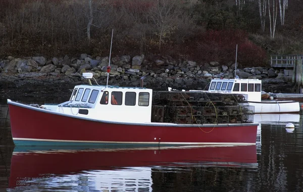 Bateau de pêche avec des pièges à homard — Photo