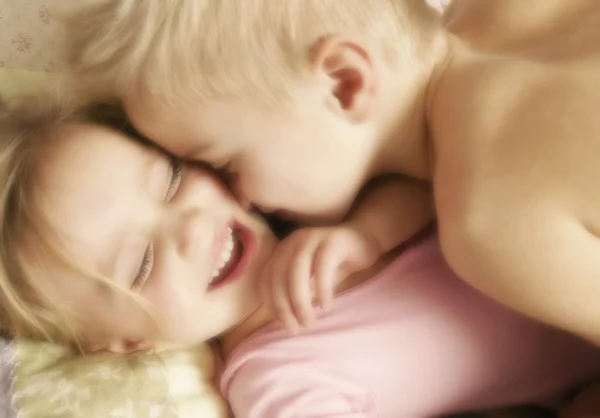 Zwei Kinder umarmen sich — Stockfoto