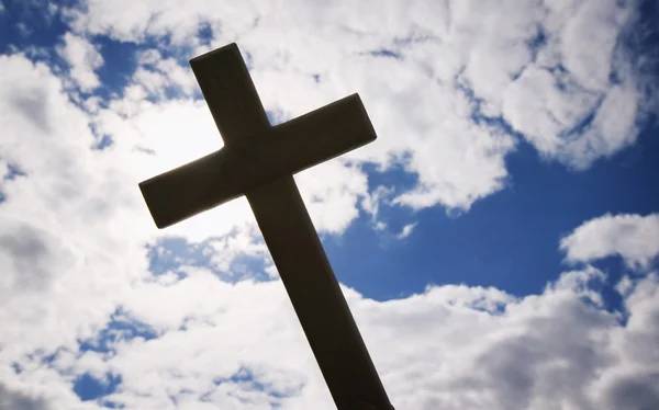 Ein Kreuz vor Wolken — Stockfoto
