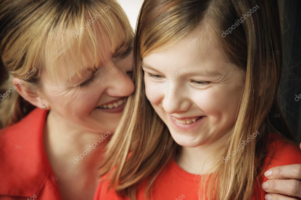 Mutter, Tochter Teilen Jungen Mutter, Tochter Teilen Jungen