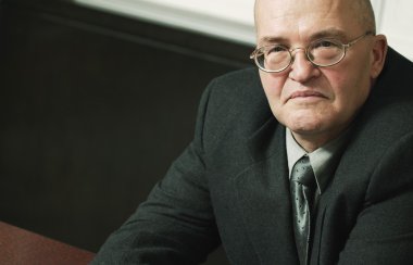 sert görünümlü büyük adam