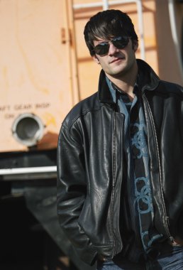 güneş gözlüğü takan adam