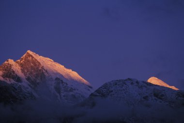 Dağ doruklarına gün batımında